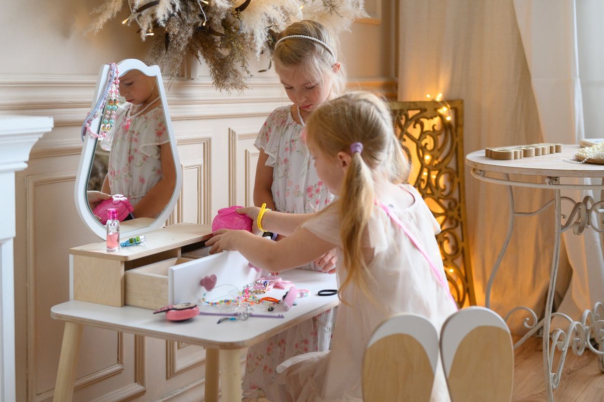 Prinsesse Tulipan Bord m/speil & Stol Flervalg